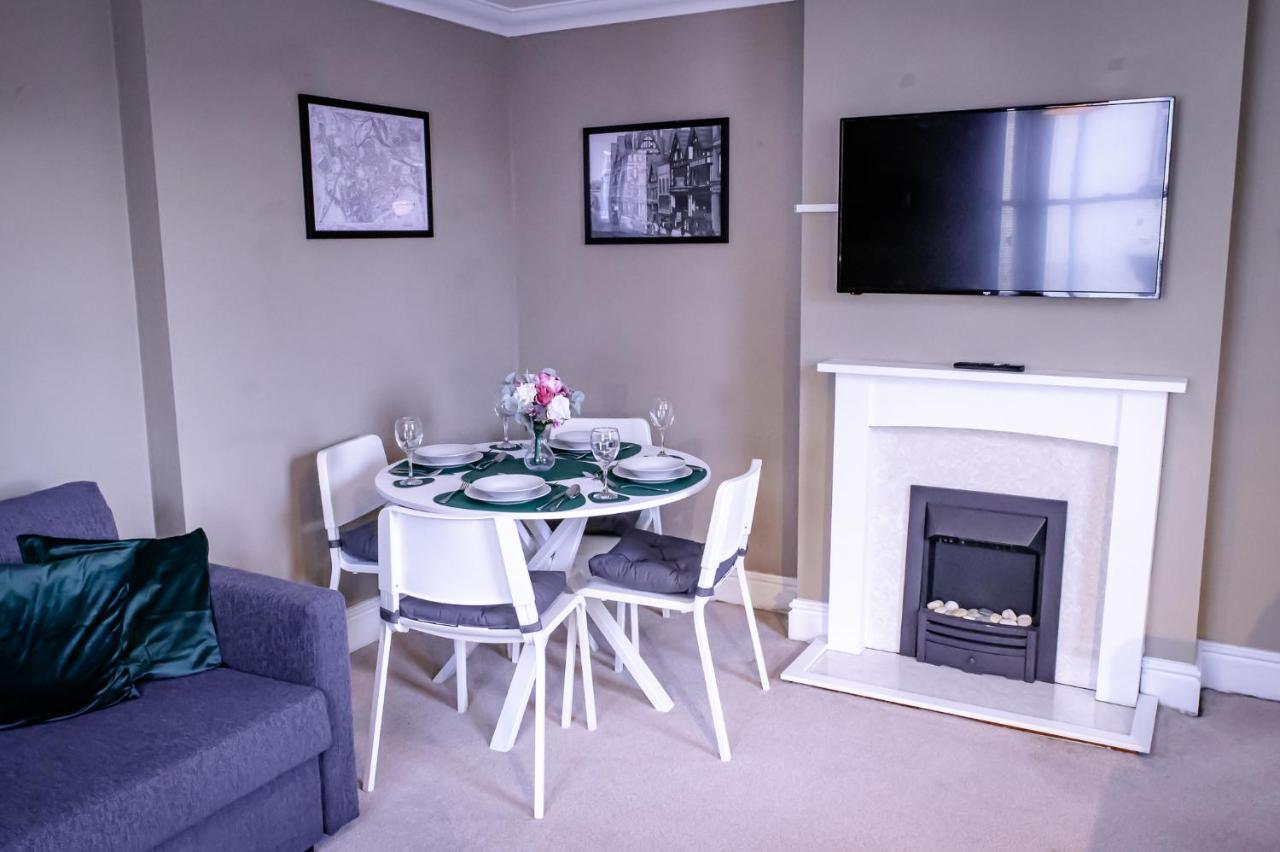 Lord Street - 2 Beautiful Apartments - Sleep Up To 14 Guests - By Rework Accommodation Chester Ngoại thất bức ảnh